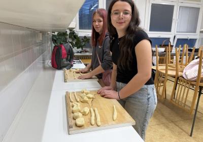 Vánoční tvoření v 7.B: vůně těsta a včelího vosku